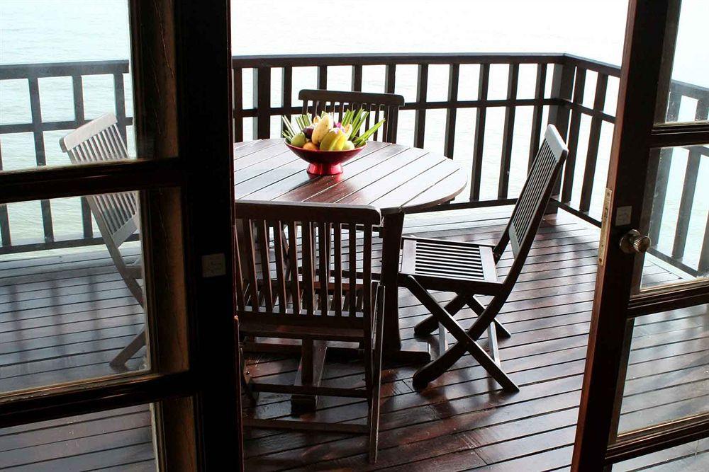 Hotel Avillion Port Dickson Exterior foto A balcony