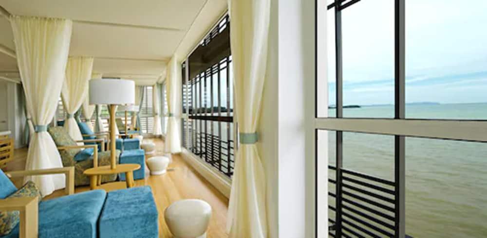 Hotel Avillion Port Dickson Exterior foto The interior of a suite